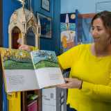 Ad accoglierci � Anna Chiara Castellano, che da pi� di vent�anni svolge con passione la professione di burattinaia. �Sono convinta che ogni burattino abbia una propria anima - ci dice convinta l�artista -: il mio compito � quella di farla venir fuori a ogni rappresentazione�